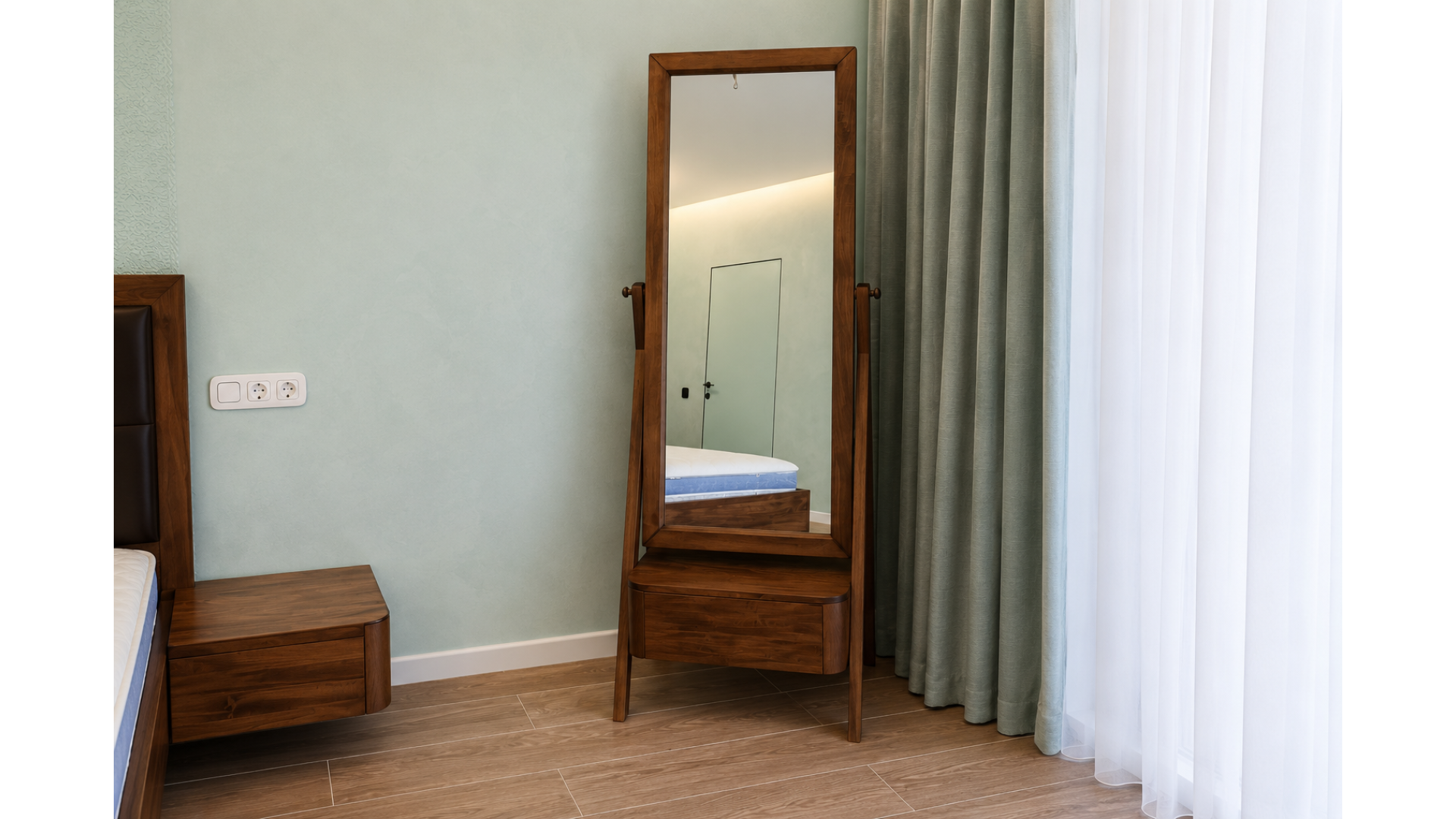 CALIFORNIA bed and floor mirror